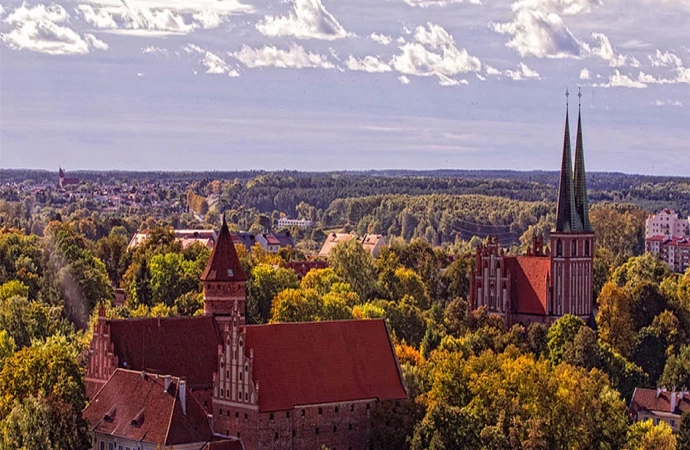 {Olsztyński ratusz zaprasza do korzystania z darmowych wycieczek w towarzystwie przewodników.}